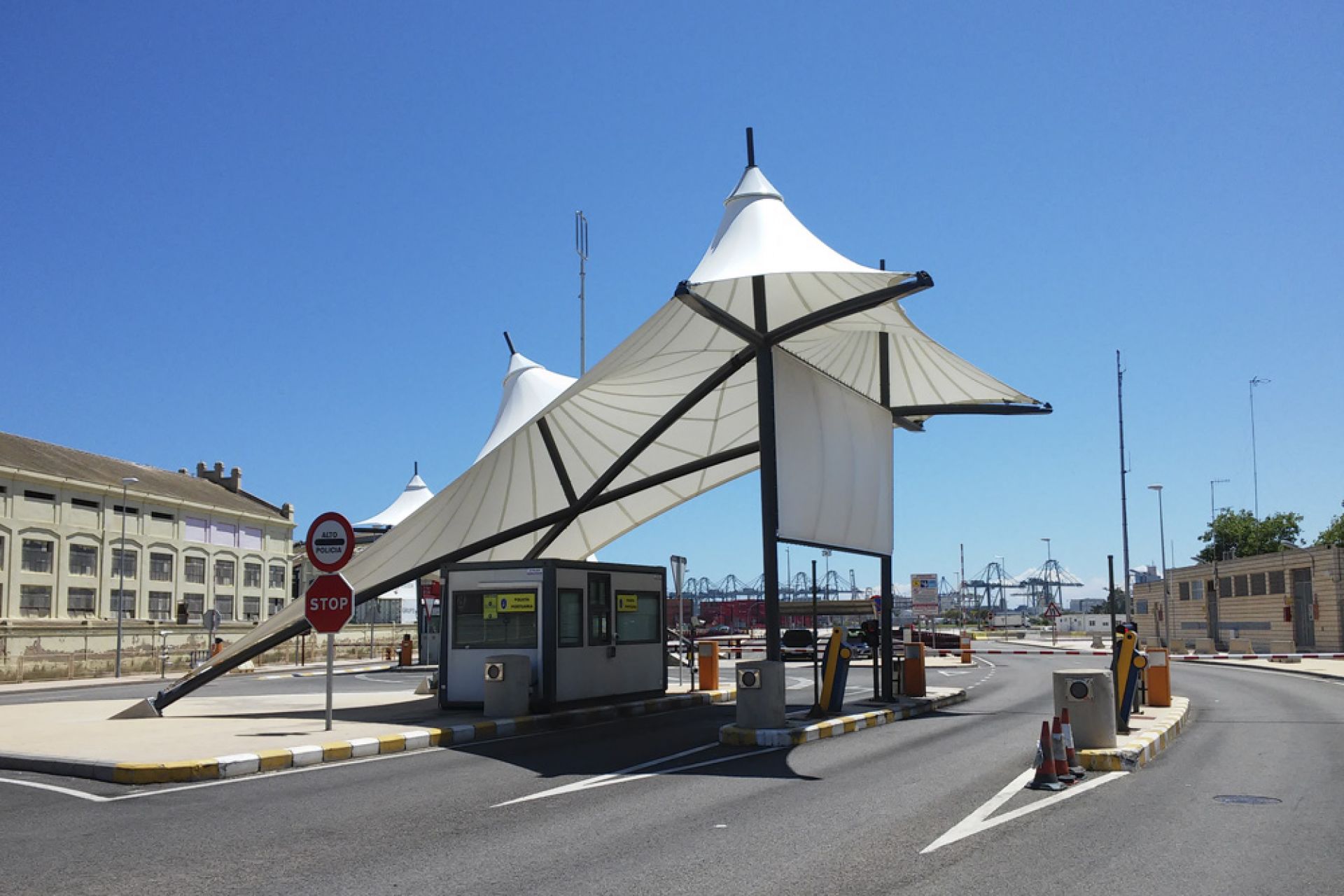 Tensioned structure with three canoes